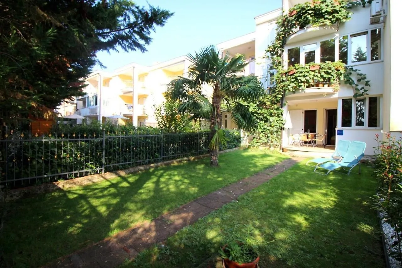 Apartment Ferienwohnung In Porec Mit Eigenem Garten Croatia