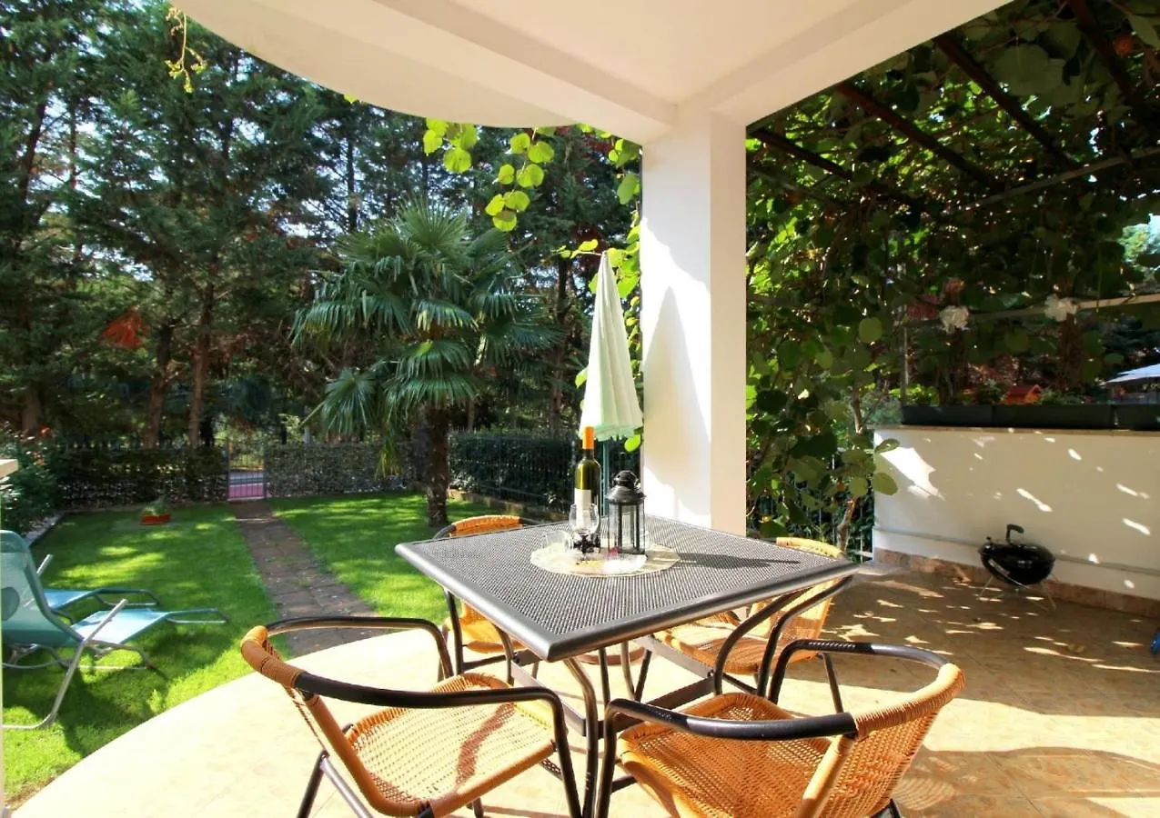 Ferienwohnung In Porec Mit Eigenem Garten
