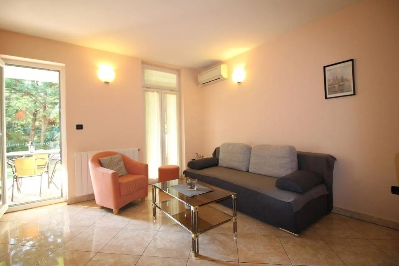 Ferienwohnung In Porec Mit Eigenem Garten