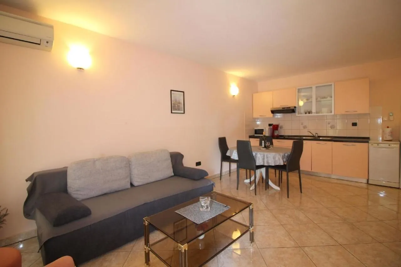 Apartment Ferienwohnung In Porec Mit Eigenem Garten