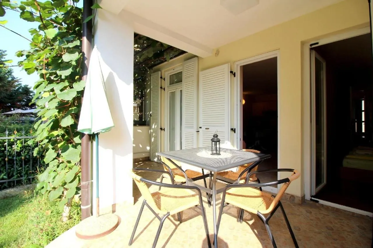 Apartment Ferienwohnung In Porec Mit Eigenem Garten